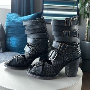 Freebird BOND style in Black, Size 6, Excellent condition!